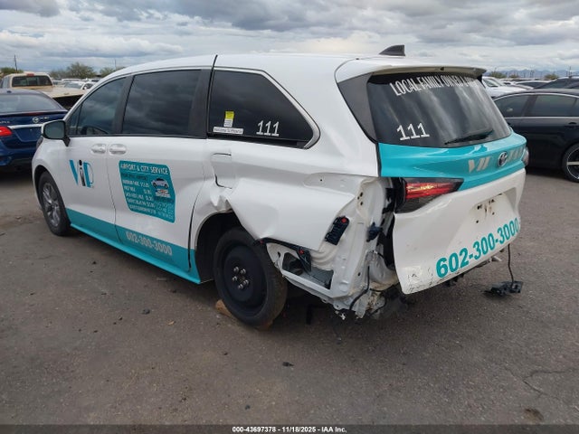 Toyota SIENNA LE 2021 5TDKRKEC5MS014993 Image 3