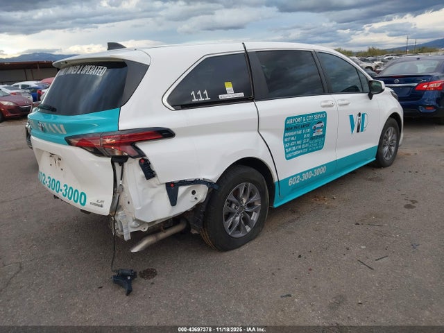 Toyota SIENNA LE 2021 5TDKRKEC5MS014993 Image 4