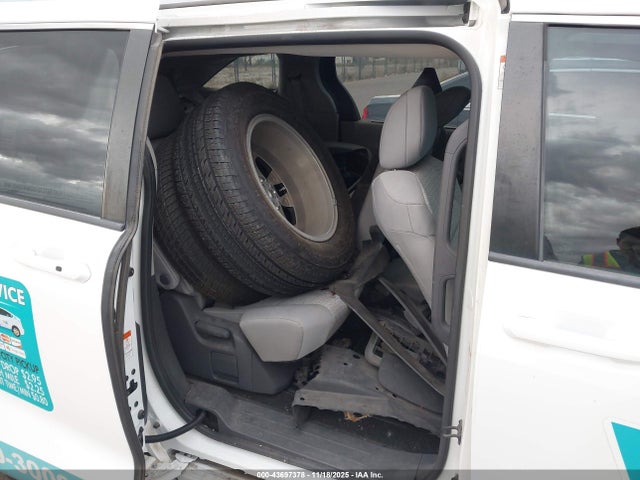 Toyota SIENNA LE 2021 5TDKRKEC5MS014993 Image 8