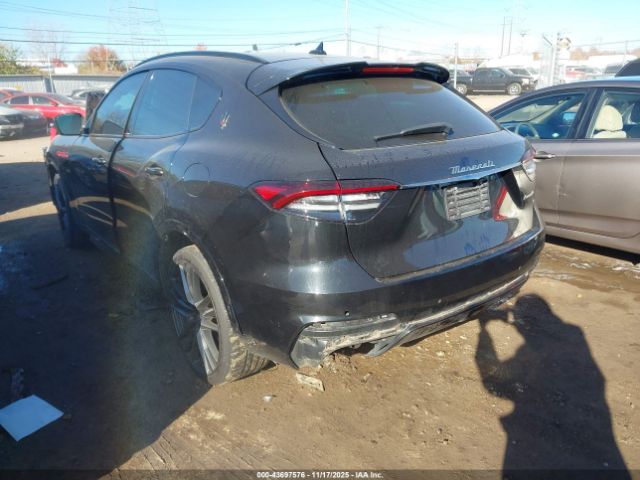 2022 MASERATI LEVANTE ZN661ZUT3NX382389 Photo 2
