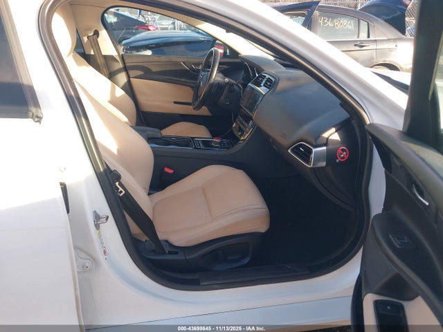 2017 JAGUAR XE SAJAD4BG6HA969173 Photo 4