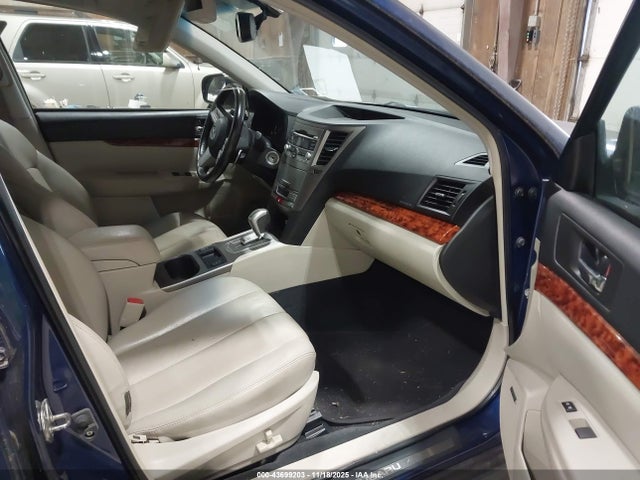 43699203 :رقم المزاد ، 4S4BRBKC6B3352854 vin ، 2011 Subaru Outback 2.5i Limited مزاد بيع