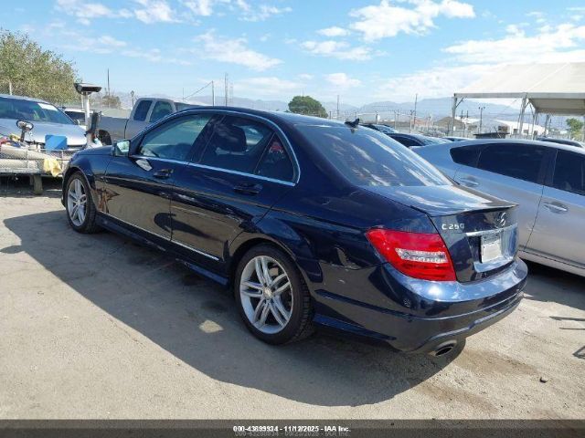 2013 MERCEDES-BENZ C 250 WDDGF4HB0DR298700 Photo 2