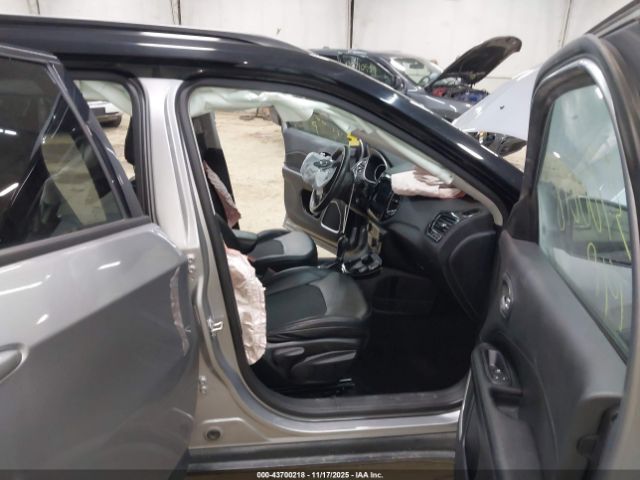 2019 JEEP COMPASS 3C4NJDBB6KT679755 Photo 4
