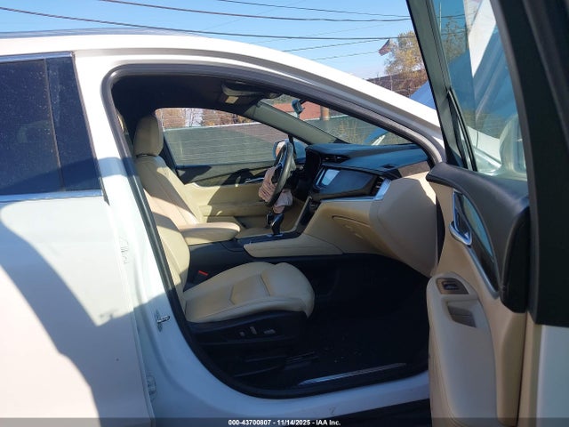 2017 CADILLAC XT5 1GYKNARS6HZ321238 Photo 4