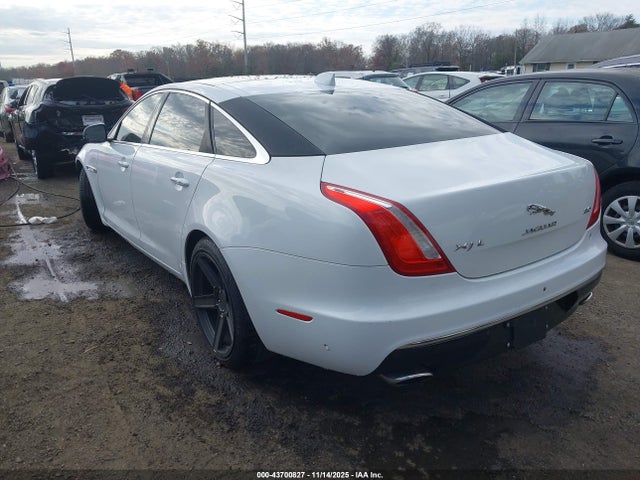 2016 JAGUAR XJ SAJWA2G77G8V94606 Photo 2