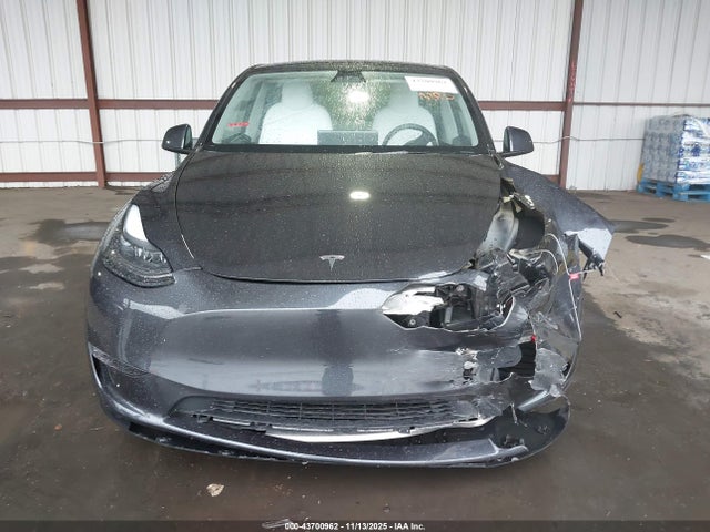 Tesla Model Y Long Range Dual Motor All-wheel Drive 2024 7SAYGDEEXRF985242 Image 13