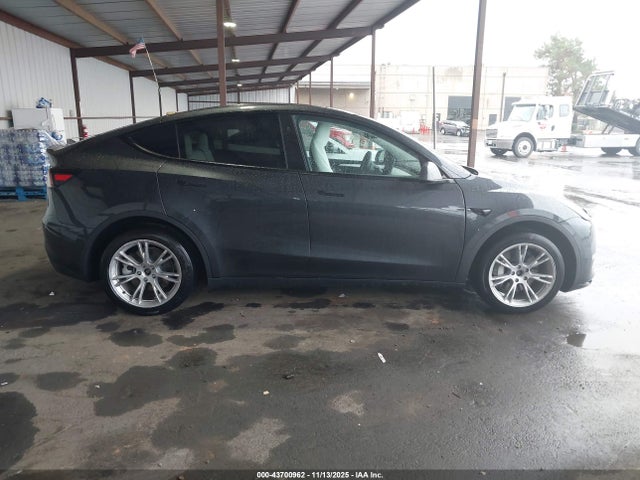 Tesla Model Y Long Range Dual Motor All-wheel Drive 2024 7SAYGDEEXRF985242 Image 14