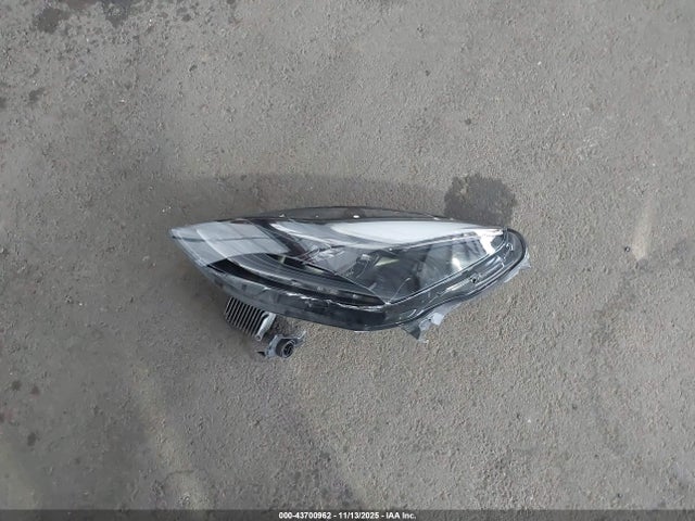Tesla Model Y Long Range Dual Motor All-wheel Drive 2024 7SAYGDEEXRF985242 Image 12