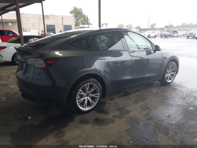 2024 TESLA MODEL Y 7SAYGDEEXRF985242 Photo 3