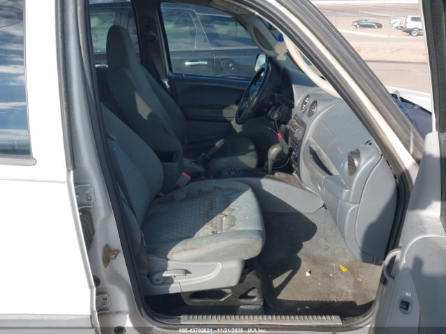 2005 JEEP LIBERTY 1J4GL48K95W535863 Photo 4