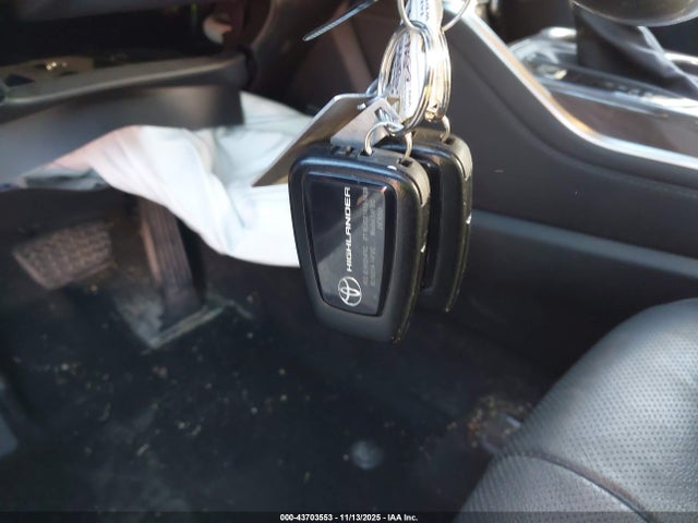 Toyota Highlander Limited 2021 5TDDZRBH0MS554477 Image 11