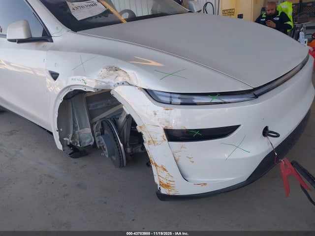 2026 TESLA MODEL Y 7SAYGDED6TA427996 Photo 5