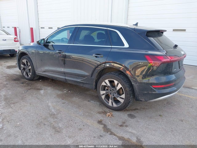 2021 AUDI E-TRON WA1LAAGE5MB022422 Photo 2