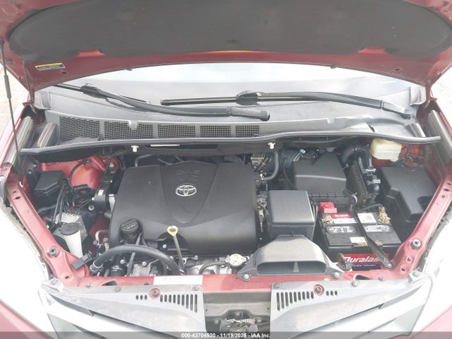 5TDYZ3DC9KS980973 Toyota Sienna Xle 8 Passenger