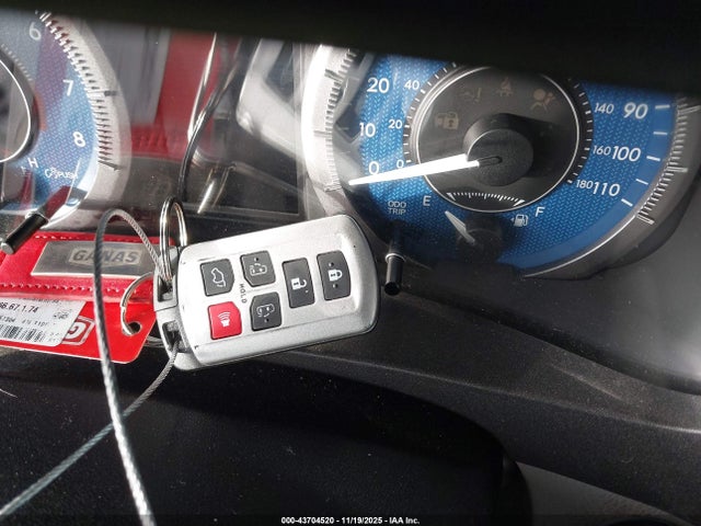 5TDYZ3DC9KS980973 Toyota Sienna Xle 8 Passenger