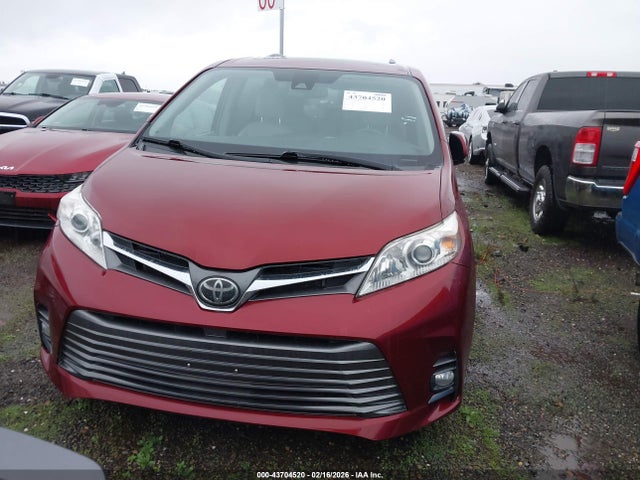 5TDYZ3DC9KS980973 Toyota Sienna Xle 8 Passenger
