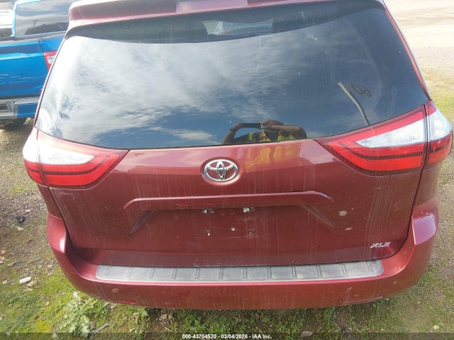5TDYZ3DC9KS980973 Toyota Sienna Xle 8 Passenger