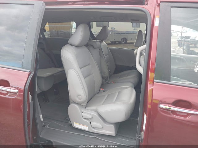 5TDYZ3DC9KS980973 Toyota Sienna Xle 8 Passenger