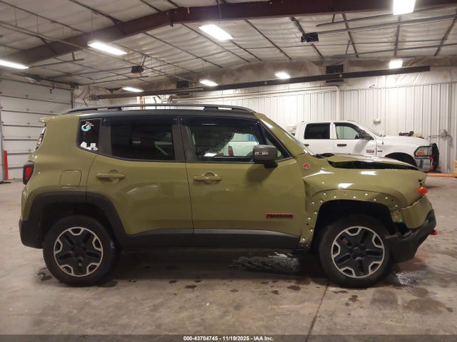 Продаж на аукціоні авто 2015 Jeep Renegade Trailhawk, vin: ZACCJBCT5FPB80607, номер лоту: 43704745