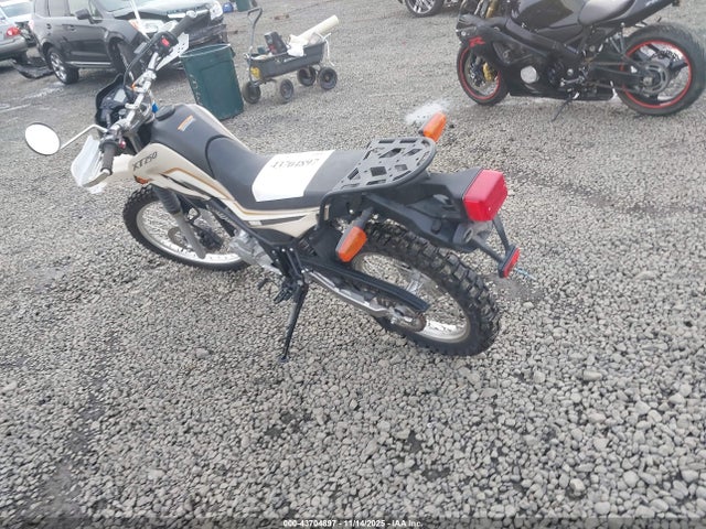 Yamaha XT250 2018 JYADG24E1JA009408 Image 3