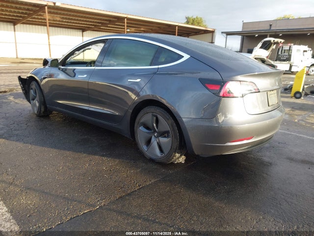 2019 TESLA MODEL 3 5YJ3E1EA7KF400499 Photo 2