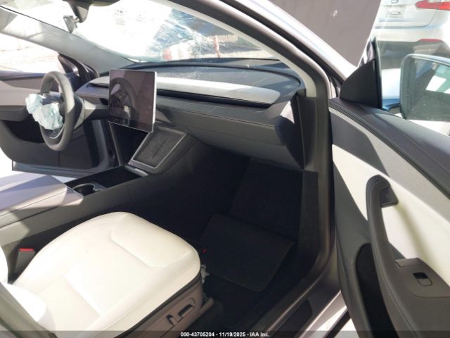 2026 TESLA MODEL Y 7SAYGDED5TA418948 Photo 4