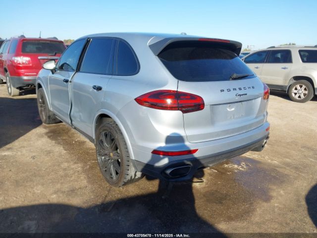 2017 PORSCHE CAYENNE WP1AA2A2XHKA82752 Photo 2