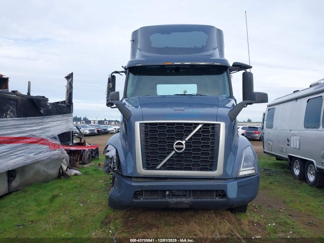 4V4WC9EG9LN261814 Volvo VNR