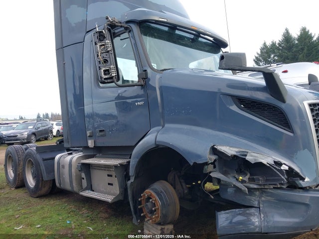 4V4WC9EG9LN261814 Volvo VNR