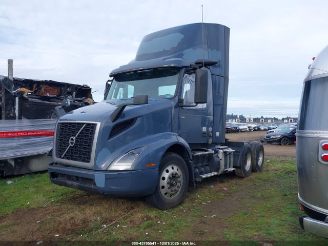 4V4WC9EG9LN261814 Volvo VNR