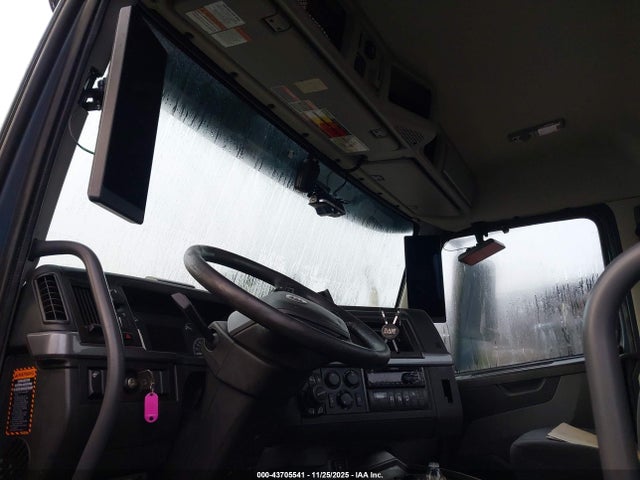 4V4WC9EG9LN261814 Volvo VNR