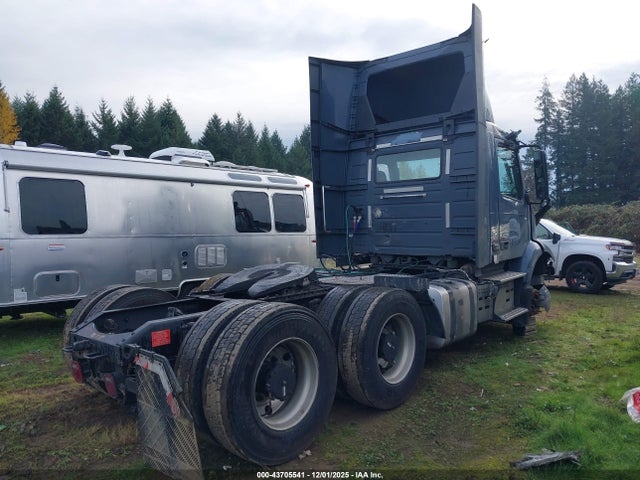 4V4WC9EG9LN261814 Volvo VNR