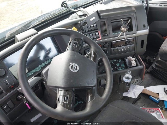 4V4WC9EG9LN261814 Volvo VNR