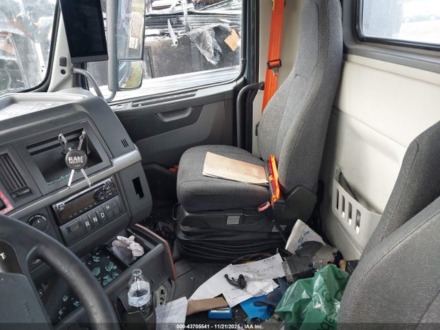 4V4WC9EG9LN261814 Volvo VNR