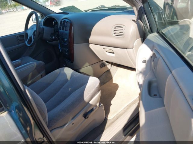 2002 CHRYSLER TOWN & COUNTRY 2C4GP44312R747072 Photo 4