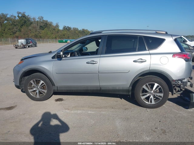 43706004 :رقم المزاد ، 2T3WFREV1JW418579 vin ، 2018 Toyota Rav4 Xle مزاد بيع