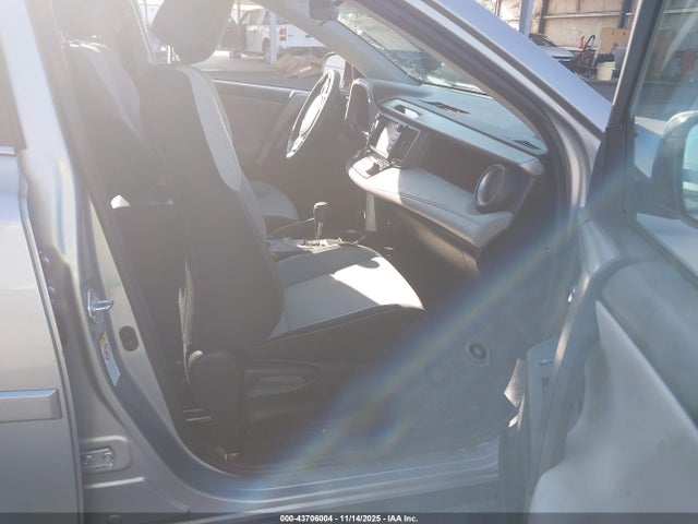 43706004 :رقم المزاد ، 2T3WFREV1JW418579 vin ، 2018 Toyota Rav4 Xle مزاد بيع