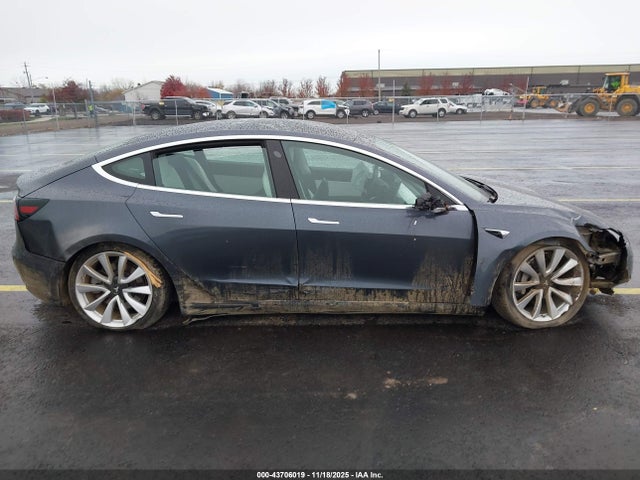 5YJ3E1EB1KF195724 Tesla Model 3 Long Range/performance