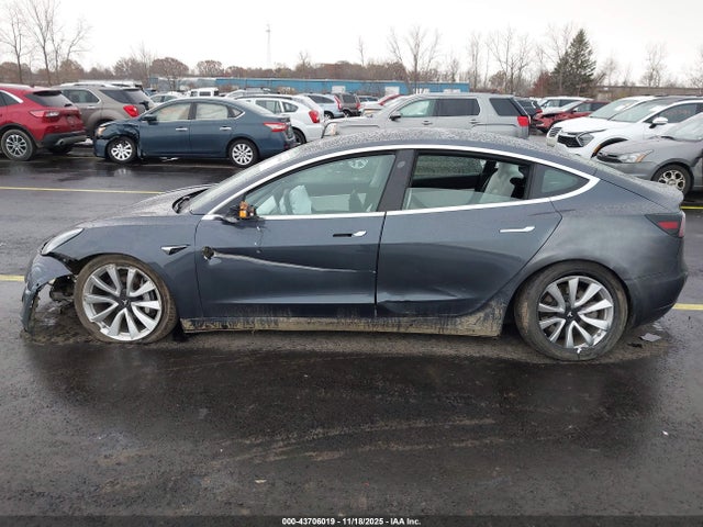 5YJ3E1EB1KF195724 Tesla Model 3 Long Range/performance