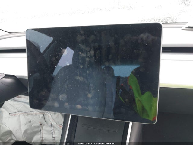 5YJ3E1EB1KF195724 Tesla Model 3 Long Range/performance
