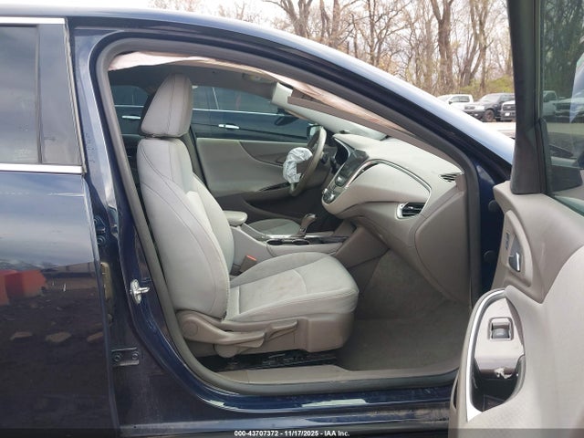 2016 CHEVROLET MALIBU 1G1ZE5ST6GF315964 Photo 4