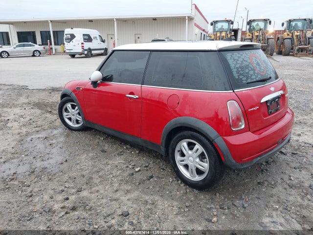 2006 MINI COOPER WMWRC33566TK71463 Photo 2