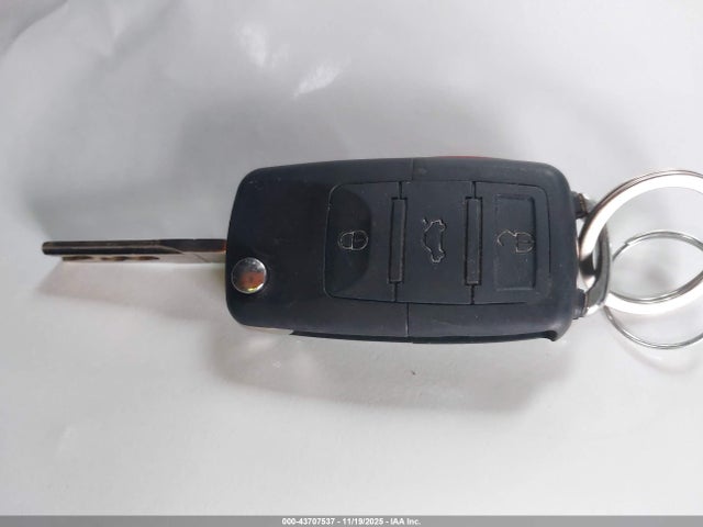 43707537 :رقم المزاد ، 3VWRF31YX8M420091 vin ، 2008 Volkswagen New Beetle Se مزاد بيع