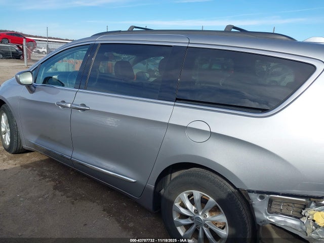 Auction sale of the 2017 Chrysler Pacifica Touring-l, vin: 2C4RC1BG5HR613473, lot number: 43707732