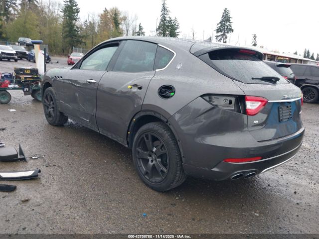 2018 MASERATI LEVANTE ZN661XUL9JX259663 Photo 2