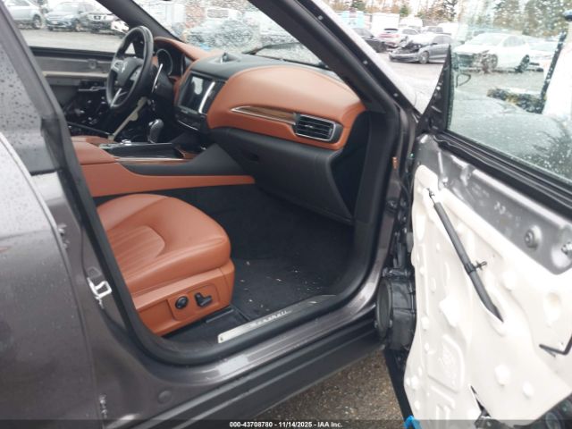 2018 MASERATI LEVANTE ZN661XUL9JX259663 Photo 4