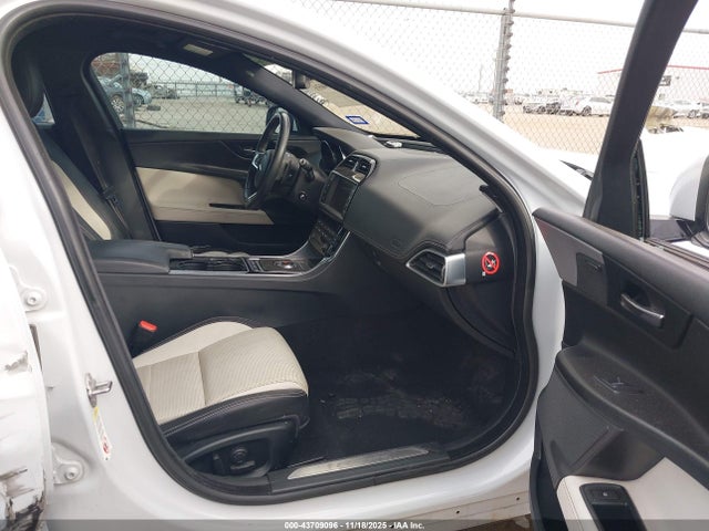 2017 JAGUAR XE SAJAF4BV1HA960003 Photo 4