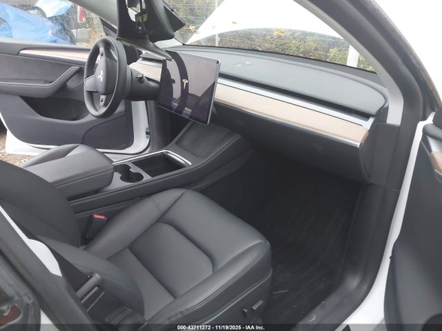 2024 TESLA MODEL Y 7SAYGDEEXRA260141 Photo 4