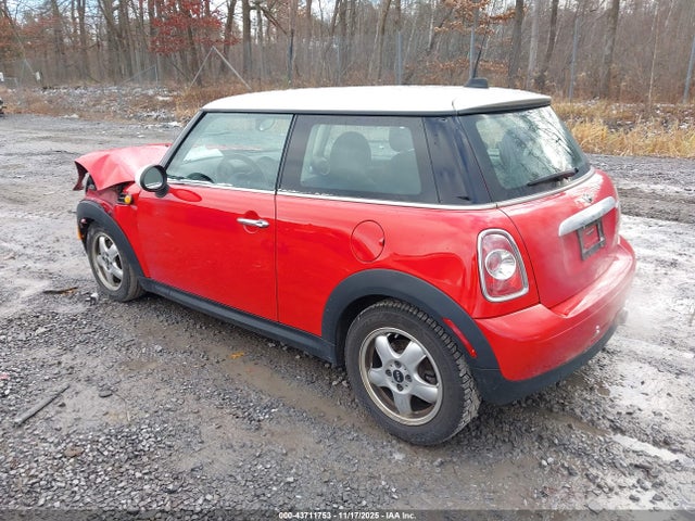 2011 MINI COOPER WMWSU3C51BT091901 Photo 2